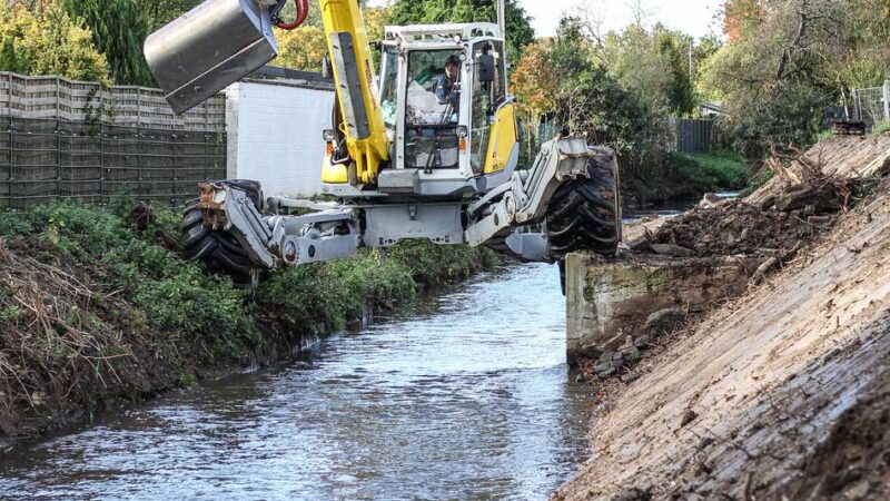 Entwässerungsgraben in Grevenbroich: Spezialbagger modelliert neues Ufer und beseitigt Reste von altem Freibad