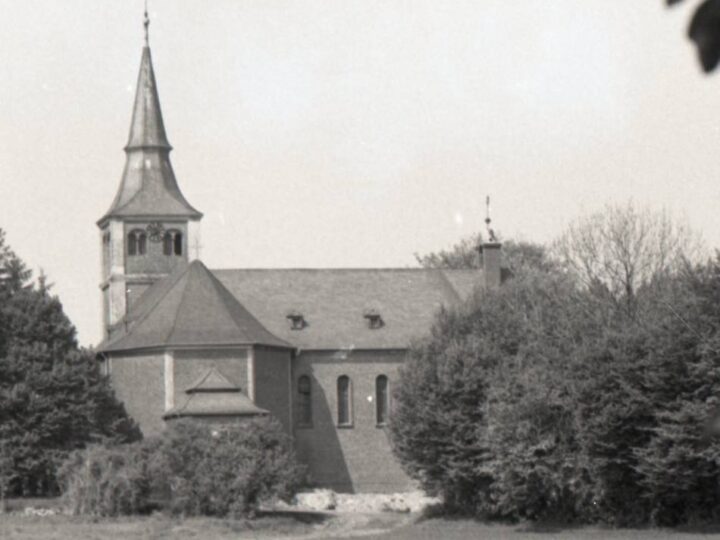Geschichte in Grevenbroich: Als die Kirche von Alt-Elfgen in Flammen aufging