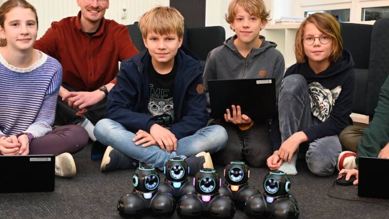 Berufskolleg Hückeswagen: Kleine Roboter der „Zukunftsschmiede“ sorgen für Erstaunen