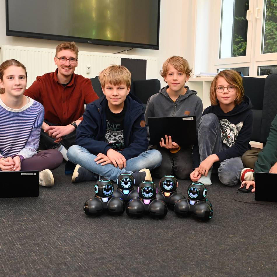 Berufskolleg Hückeswagen: Kleine Roboter der „Zukunftsschmiede“ sorgen für Erstaunen