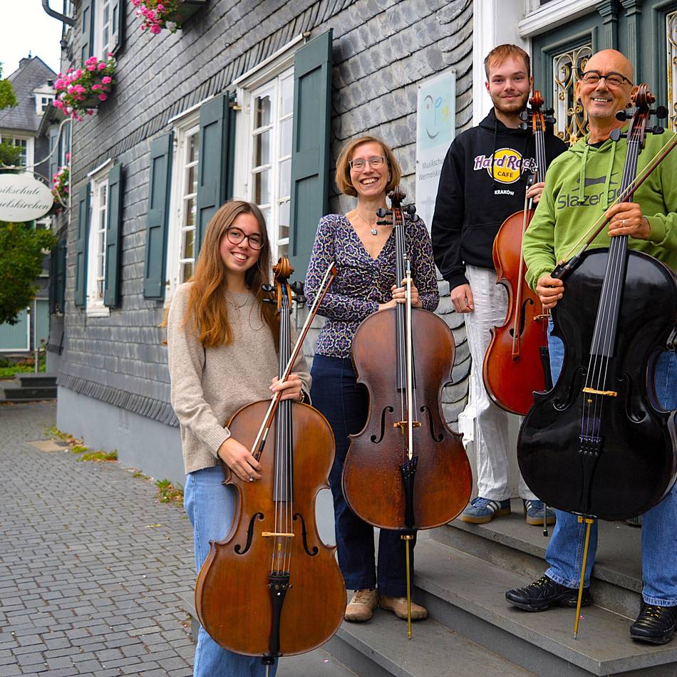 Musikschule Wermelskirchen: Vier Cellos für den Tierschutz