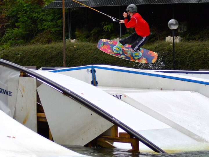Wassersport in Wermelskirchen: Das Freibad in Wakeboarder-Hand – und sie trotzen Wind und Wetter