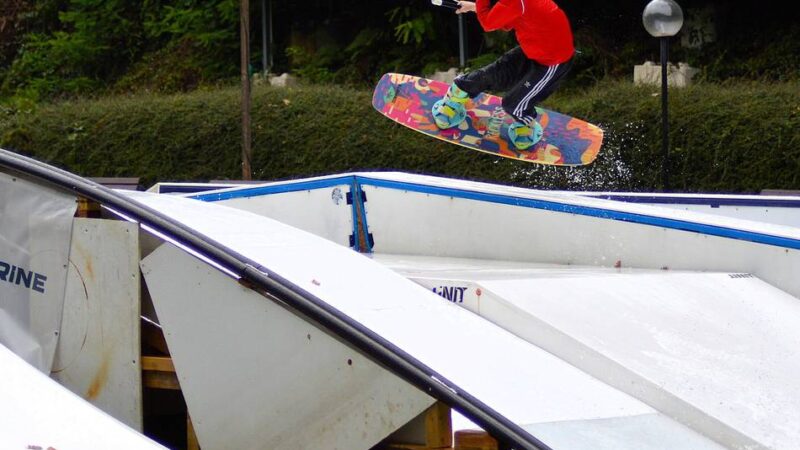 Wassersport in Wermelskirchen: Das Freibad in Wakeboarder-Hand – und sie trotzen Wind und Wetter