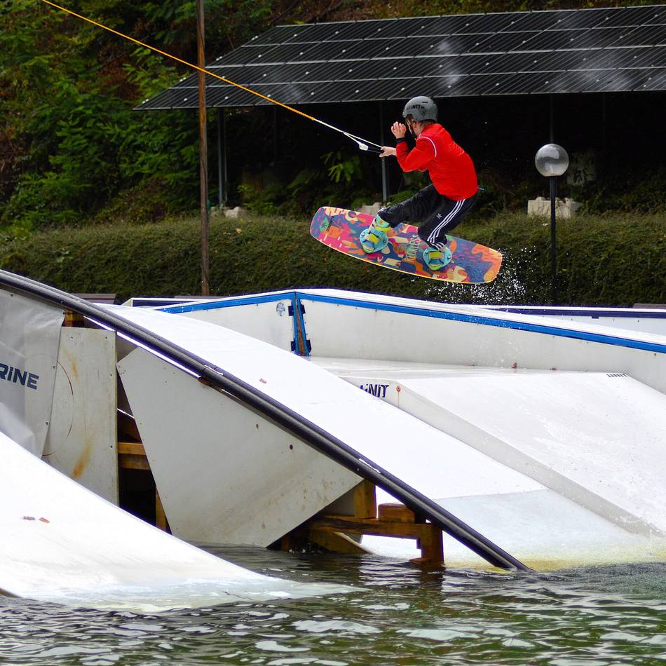 Wassersport in Wermelskirchen: Das Freibad in Wakeboarder-Hand – und sie trotzen Wind und Wetter