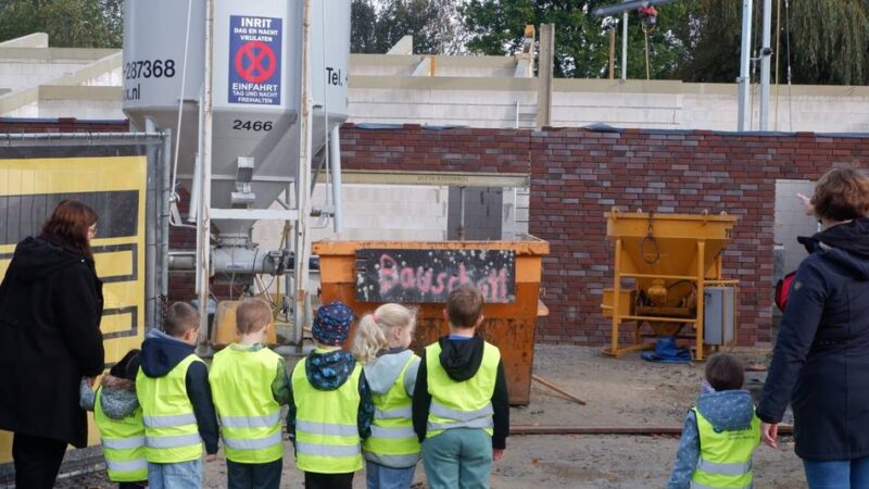 Neubau nimmt Form an: Kindergartenkinder besuchen Kita-Baustelle am Köstersweg in Kleve