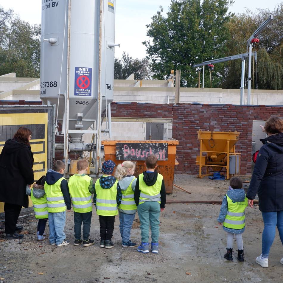Neubau nimmt Form an: Kindergartenkinder besuchen Kita-Baustelle am Köstersweg in Kleve