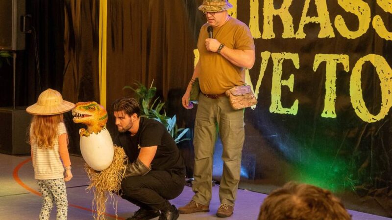 Mehrzweckhalle in Neuss-Holzheim: Die Dinos sind los!