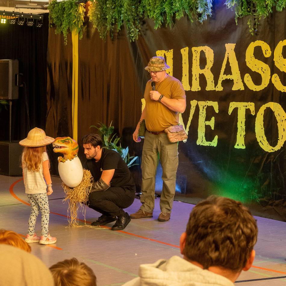 Mehrzweckhalle in Neuss-Holzheim: Die Dinos sind los!