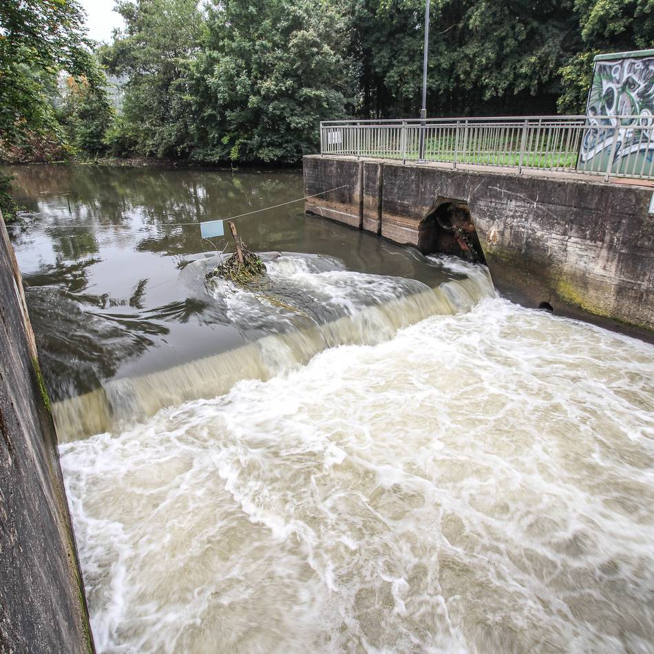 Wasserstand bei Kapellen drastisch gesunken: Erftverband gibt neue Details zu Wehr-Reparatur bekannt