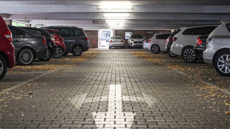 „Park and Ride“ in Grevenbroich: Der „Parkhaus-Tüv“ kommt – Anlage am Bahnhof wird gesperrt