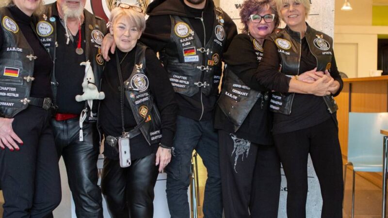 Aktion in Düsseldorf: In schwarzer Kutte für Obdachlose – „Barber Angels“ organisieren Gratis-Haarschnitte