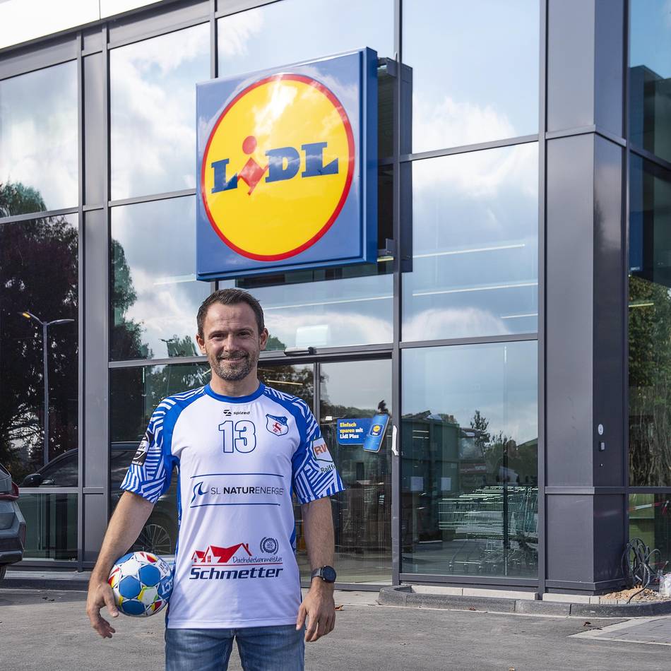 Aktion im Altbierdorf: Darum sitzt Issums Trainer bei Lidl-Neueröffnung an der Kasse