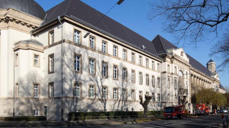 Prozess wegen räuberischer Erpressung in Krefeld: „Das habe ich gespart“ – Angeklagter zahlt Opfer spontan Schmerzensgeld