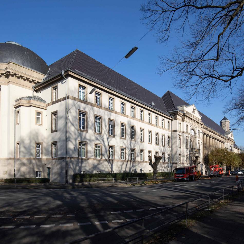Prozess wegen räuberischer Erpressung in Krefeld: „Das habe ich gespart“ – Angeklagter zahlt Opfer spontan Schmerzensgeld