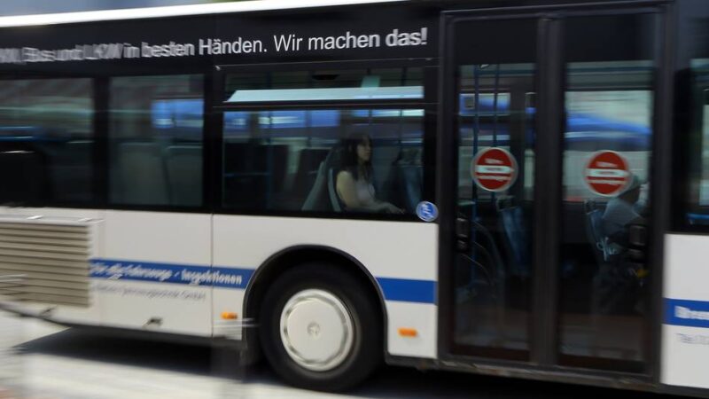 Verkehrsunternehmen aus Moers: Busfahrer lässt Rollstuhlfahrerin stehen – Niag zieht Konsequenzen