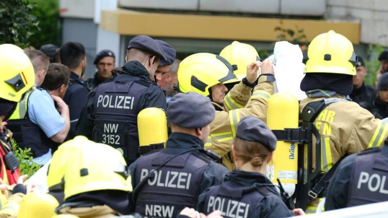 Ehrung durch den Minsterpräsidenten: Brandanschlag: 
Retter werden 
ausgezeichnet