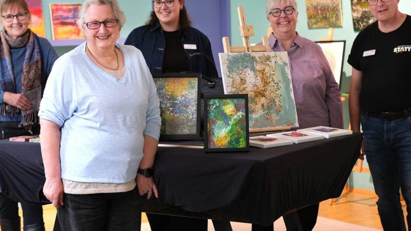 „Kulturherbst“ im Statt-Café: Besucher betrachten Kunstwerke und vergeben Namen