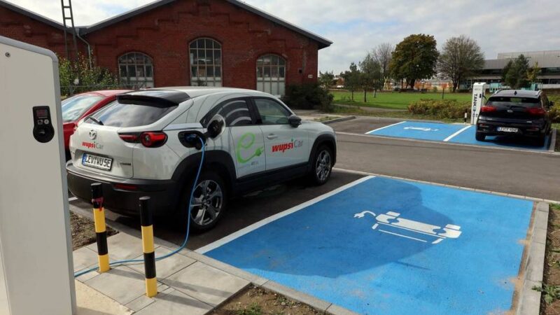 Parkplatzumwandlung in Leverkusen: 50 neue Zapfsäulen für E-Autos – weitere in der Prüfung