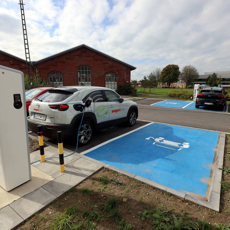 Parkplatzumwandlung in Leverkusen: 50 neue Zapfsäulen für E-Autos – weitere in der Prüfung