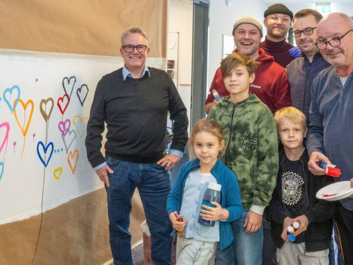 Integration in Moers: Künstler gestalten Flure in der Flüchtlingsunterkunft