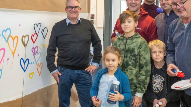 Integration in Moers: Künstler gestalten Flure in der Flüchtlingsunterkunft