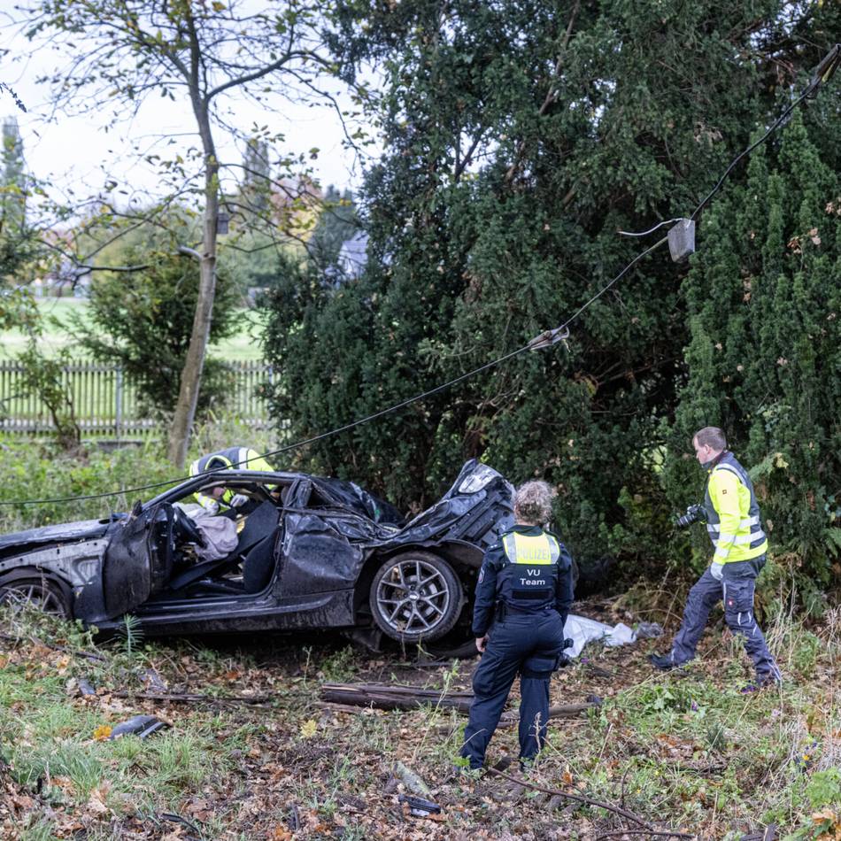 Auto kommt von der Straße ab: 21-Jähriger stirbt bei Unfall in Wachtendonk