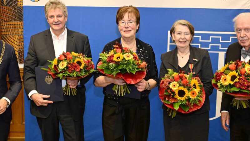 Zeremonie in Mönchengladbach: Retter der Glaskunst, Förderin der Heimat und Kämpfer gegen Armut geehrt