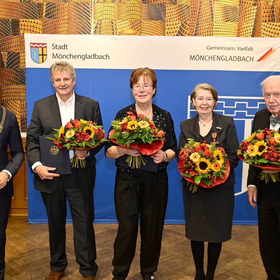 Zeremonie in Mönchengladbach: Retter der Glaskunst, Förderin der Heimat und Kämpfer gegen Armut geehrt