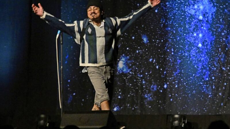 Tony Bauer in Mönchengladbach: Ein Abend voll Comedy und Tiefgang im Kunstwerk