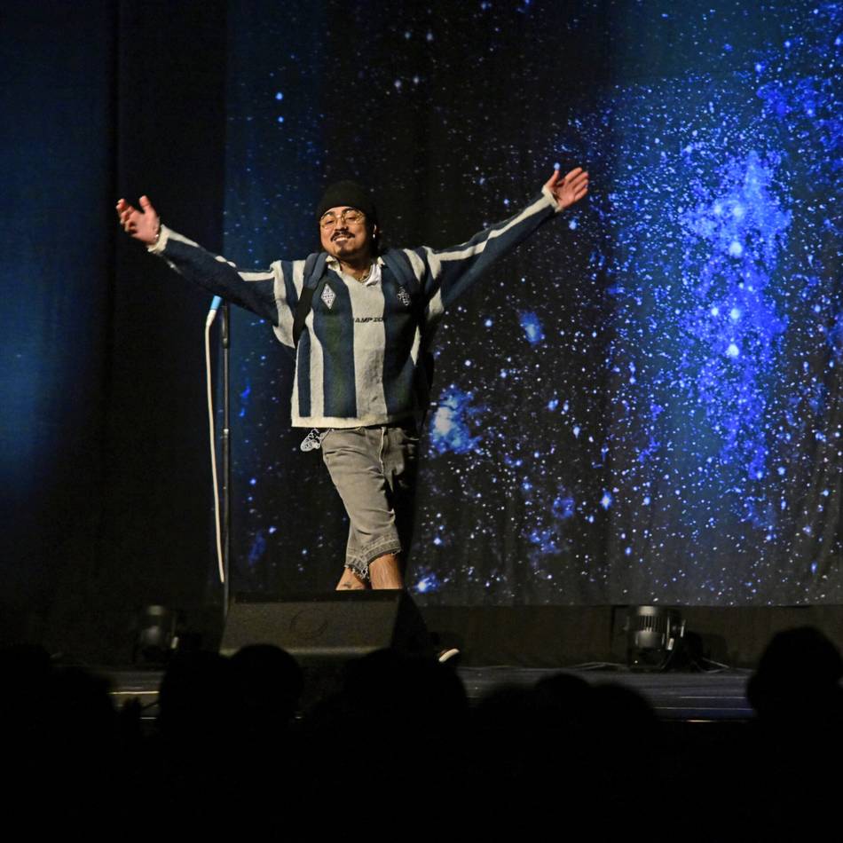 Tony Bauer in Mönchengladbach: Ein Abend voll Comedy und Tiefgang im Kunstwerk