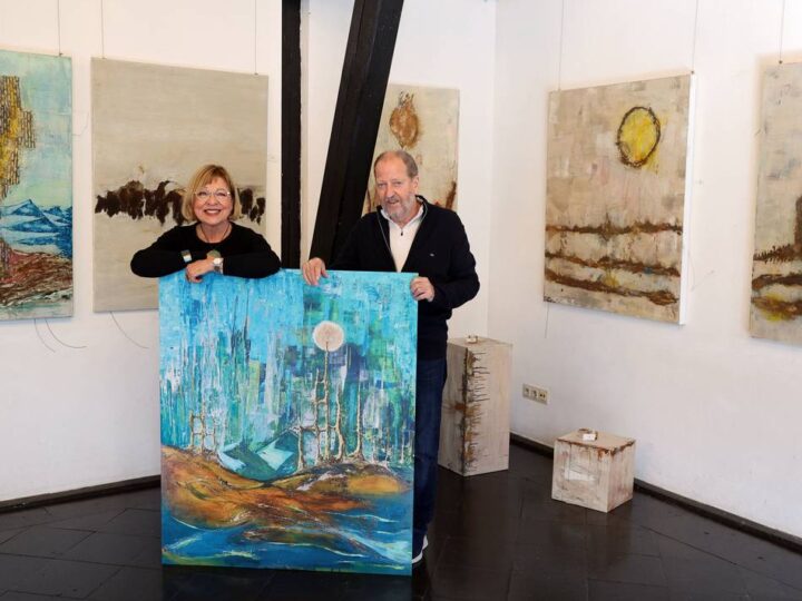 Kunst in Korschenbroich: Frauenarm geht in Schlangenkopf über