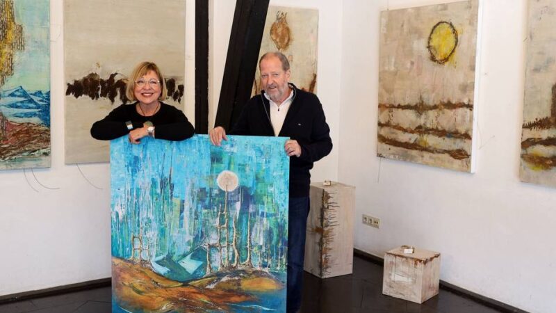 Kunst in Korschenbroich: Frauenarm geht in Schlangenkopf über
