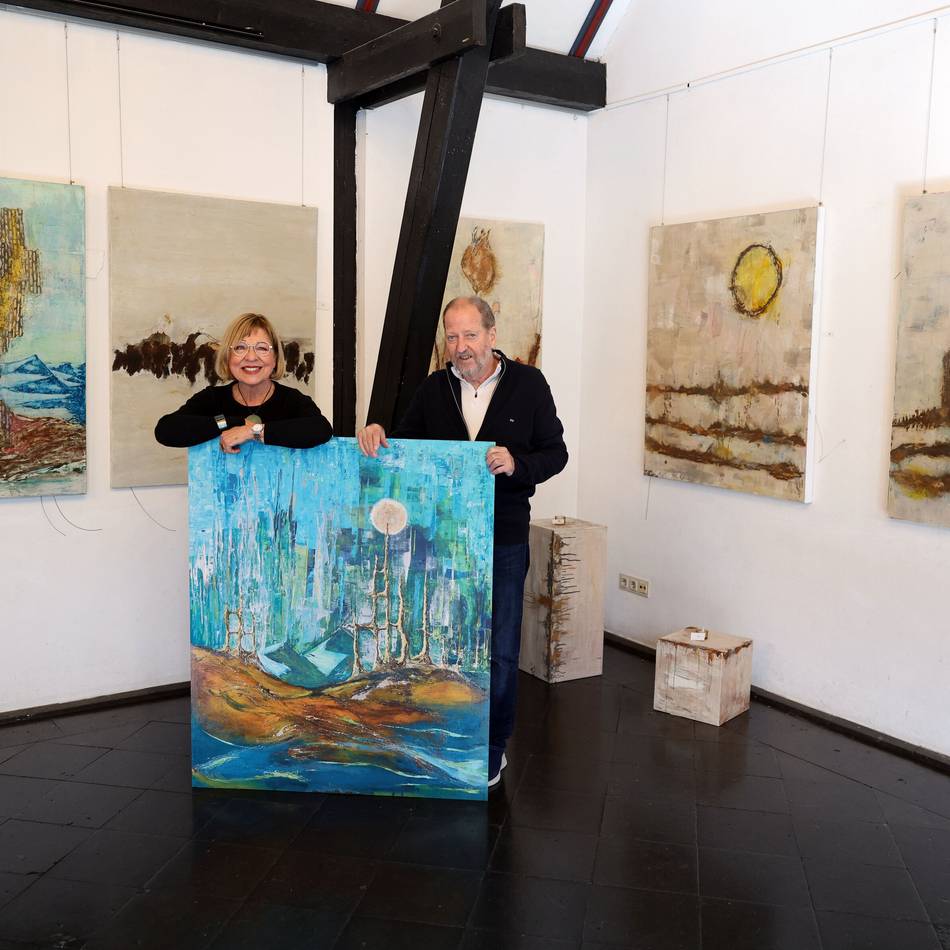 Kunst in Korschenbroich: Frauenarm geht in Schlangenkopf über