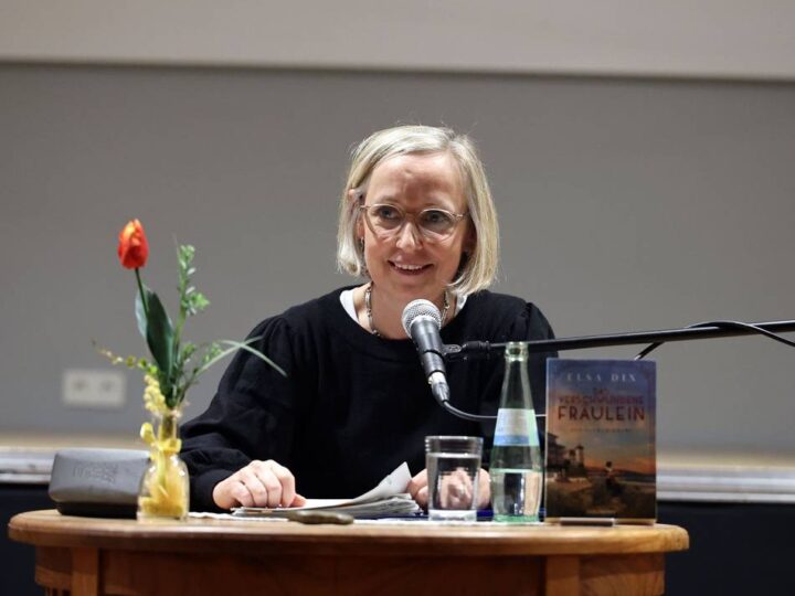 Lesung in Korschenbroich: Ein Urlaubsparadies voller menschlicher Abgründe