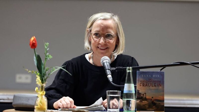 Lesung in Korschenbroich: Ein Urlaubsparadies voller menschlicher Abgründe