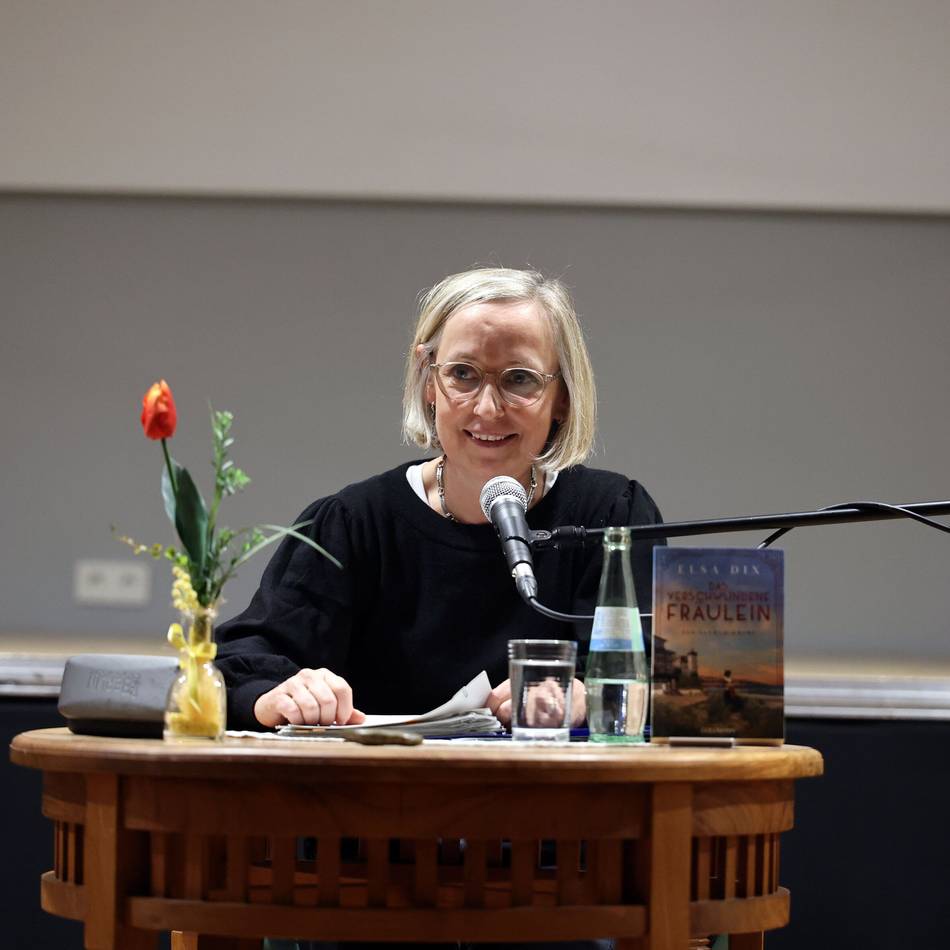 Lesung in Korschenbroich: Ein Urlaubsparadies voller menschlicher Abgründe