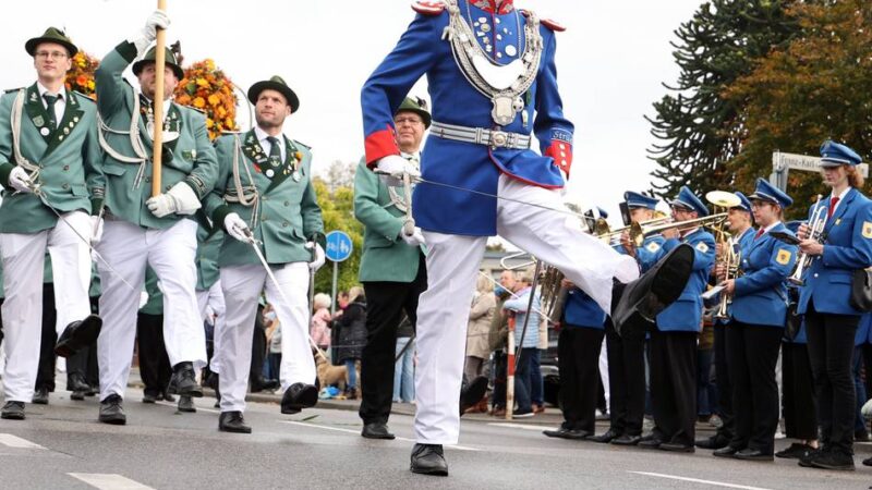 Brauchtum in Korschenbroich: Schützen gut gelaunt trotz Sturmschadens am Festzelt