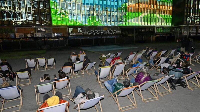 Kunstinstallation in Mönchengladbach: Leon Löwentraut illuminiert Haus Westland – „absolute Hommage an die Stadt“