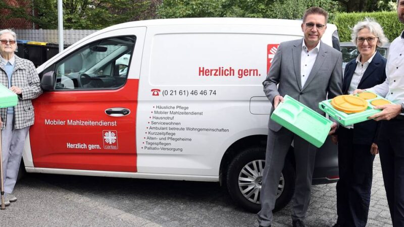 Mobiler Mahlzeitendienst der Caritas Mönchengladbach: Essen auf Rädern inzwischen mit Porzellangeschirr