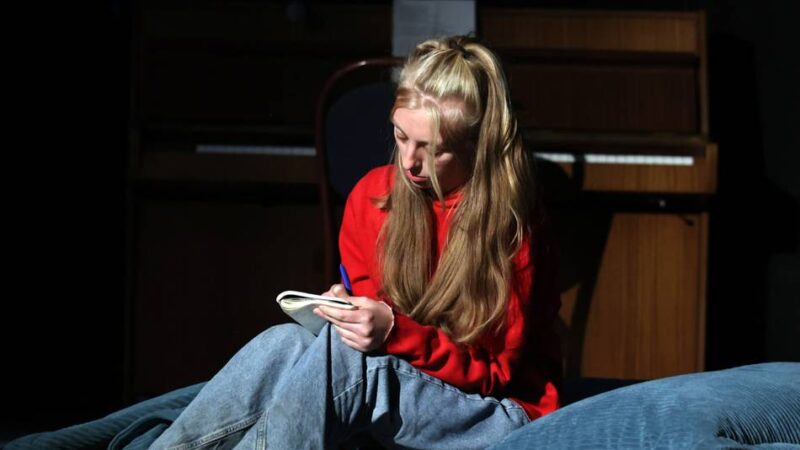 Theaterstück über Pflegekind in Mönchengladbach: „Bitte lieb mich” bewegt das Publikum