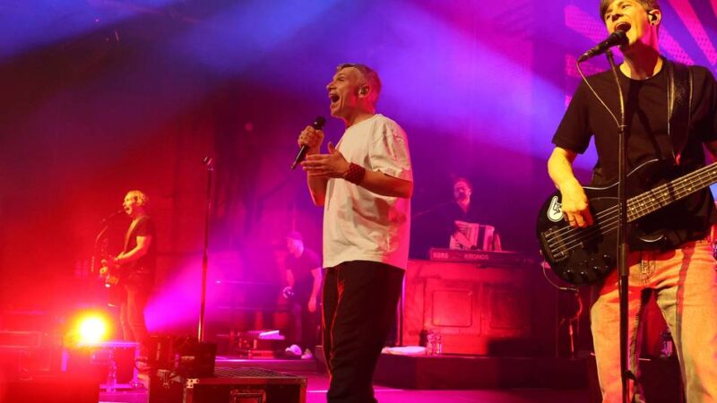 Kultur in Mönchengladbach: Mitten im Konzert tauchen Kasalla bei den Fans unter
