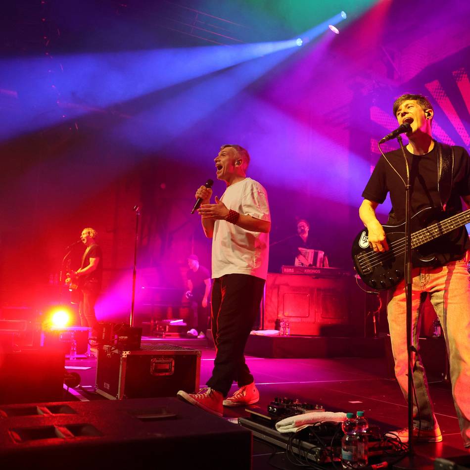 Kultur in Mönchengladbach: Mitten im Konzert tauchen Kasalla bei den Fans unter