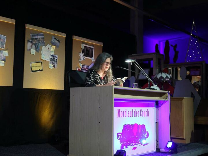 Im Volksverein Mönchengladbach: Mörderisches Geflüster in der Möbelhalle