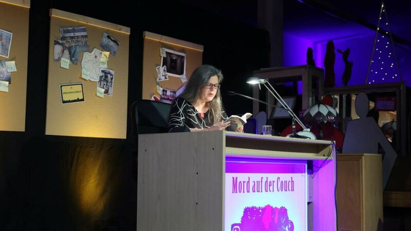 Im Volksverein Mönchengladbach: Mörderisches Geflüster in der Möbelhalle