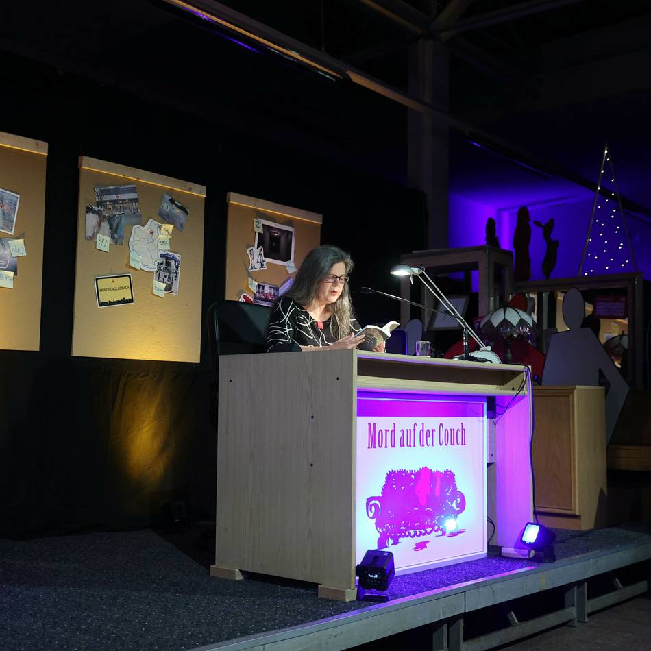 Im Volksverein Mönchengladbach: Mörderisches Geflüster in der Möbelhalle