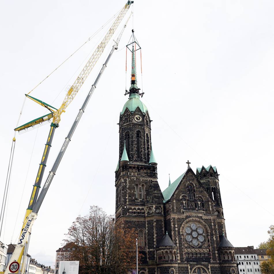 Hauptkirche in Rheydt: Aufsetzen der Turmspitze wird zur Zitterpartie