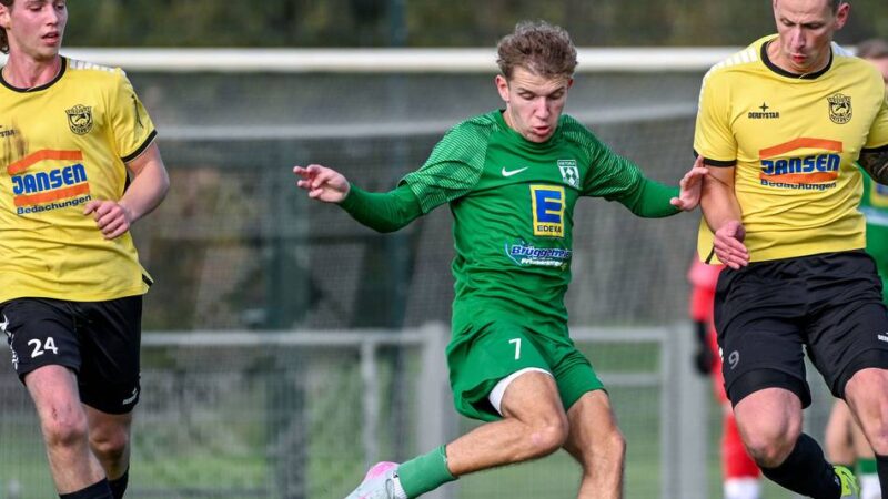 Frust bei Viktoria Winnekendonk: Siegfried Materborn stürmt in Richtung Bezirksliga