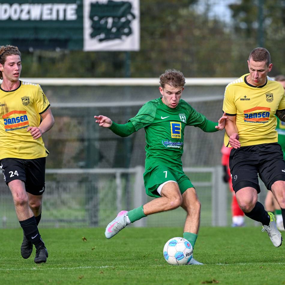Frust bei Viktoria Winnekendonk: Siegfried Materborn stürmt in Richtung Bezirksliga