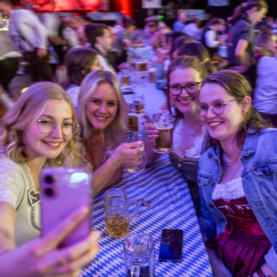 Auftakt der Hubertuskirmes: Beste Stimmung beim Oktoberfest in Keylaer