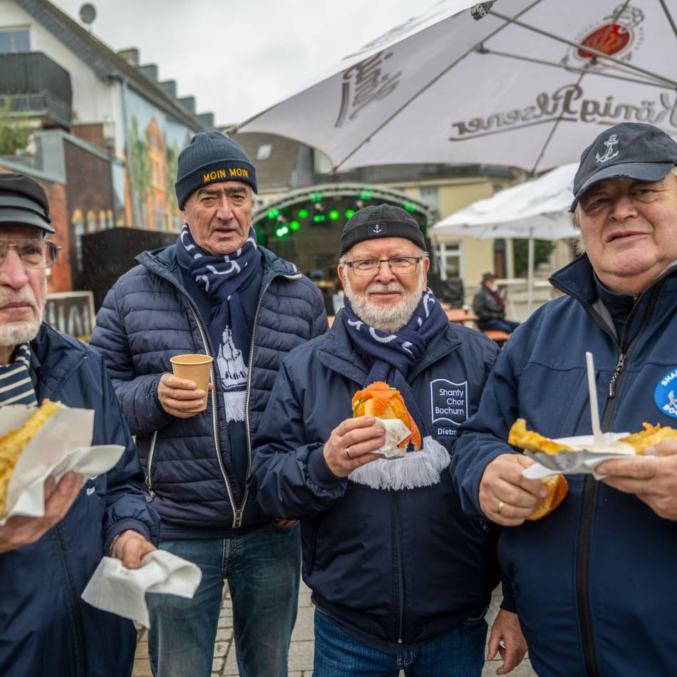 Veranstaltung Fisch und Mee(h)r: Shanty-Chor trotzt dem Wetter und hat treue Fans